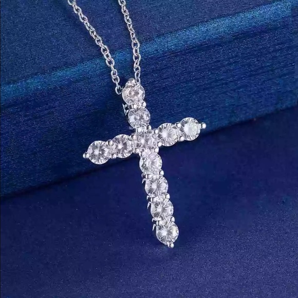 ✝️🕊Crystal Silver Cross Necklace 🕊✝️ - Picture 3 of 3
